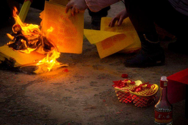 人死后，什么时候烧纸伞 什么时候烧船？
